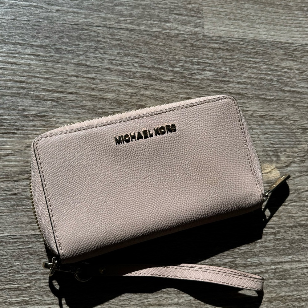 Michael kors wallet. Like new condition
